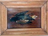 une photo d'un tableau représentant un oiseau mort, dans un cadre en bois
