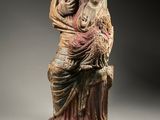 l'image d'une statue représentant une femme tenant un enfant dans ses bras