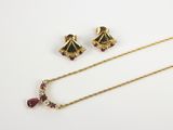 un ensemble composé d'un collier et de boucles d'oreilles en or, serti de grenats