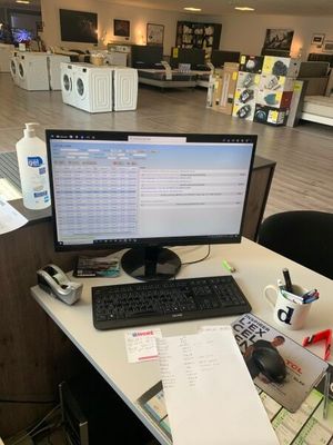 un bureau équipé d'un ordinateur et d'un clavier