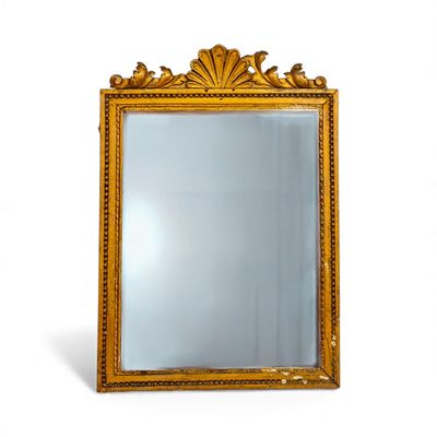 une image représentant un miroir à cadre doré sur fond blanc