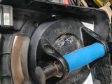 une boîte noire à laquelle est attaché un tuyau bleu
