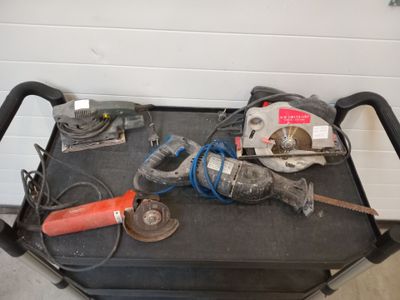 une photo d'une charrette sur laquelle sont posés des outils