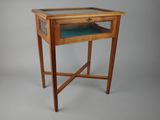 l'image d'une petite table avec un tiroir