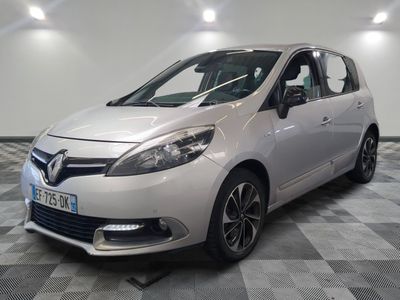 la voiture blanche est garée sur un sol en damier dans le garage