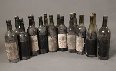 plusieurs bouteilles de vin sont alignées sur une table