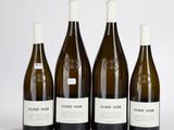 trois bouteilles de vin posées l'une à côté de l'autre sur une table