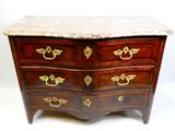 une commode à dessus de marbre sur fond blanc