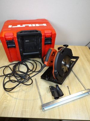 une boîte à outils rouge contenant des outils, posée sur une table en bois