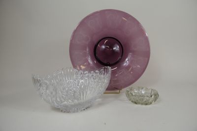 un saladier en verre et un autre saladier en verre posés sur une table
