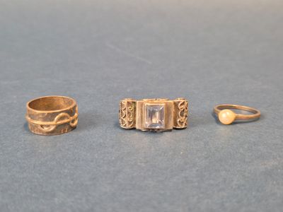 trois bagues et une bague sertie d'une pierre