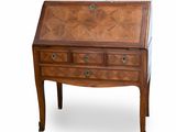 un bureau en bois avec des tiroirs et des tiroirs sur le dessus