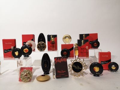 de nombreux parfums différents exposés sur une table