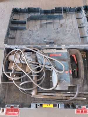 une boîte à outils contenant des outils, posée sur le sol