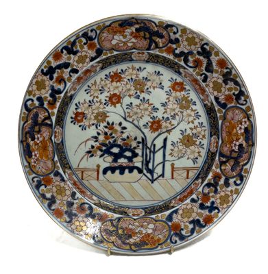 une assiette ornée d'un motif sur fond blanc