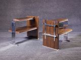 une paire de bancs modernes en bois et chrome sur fond gris
