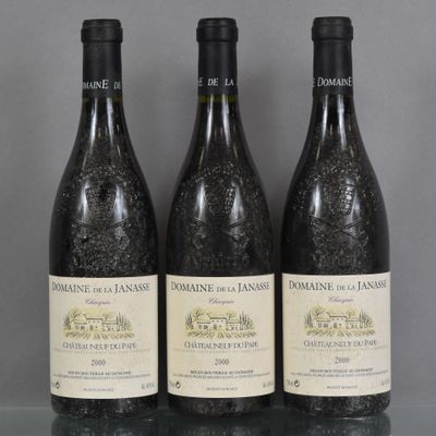 trois bouteilles de vin posées sur une table en verre