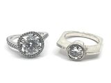 deux bagues ornées de diamants, posées côte à côte sur une surface blanche