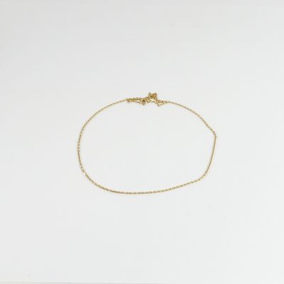 un bracelet en chaîne d'or orné d'un petit cœur