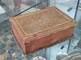 une boîte en bois exposée dans une vitrine