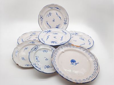 une pile d'assiettes bleues et blanches posées sur une surface blanche