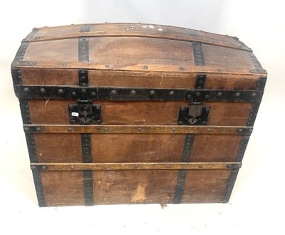 une malle en bois munie de sangles métalliques