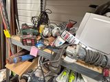 un garage encombré, avec des outils empilés sur les étagères