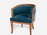 une chaise bleue avec une structure en bois sur fond blanc
