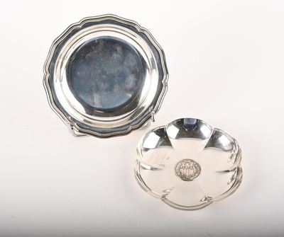 deux cendriers en métal argenté avec un verre bleu au centre