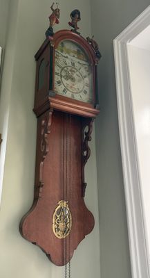 une horloge accrochée au mur dans un coin de la pièce
