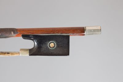 Archet de violon de MORIZOT Frères, fait vers 1950, en bois …