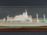 une petite maquette de bateau dans une vitrine