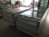 une vitrine au milieu d'un magasin remplie de produits alimentaires