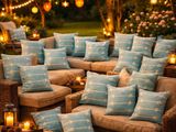 beaucoup de coussins et de bougies sur l'herbe