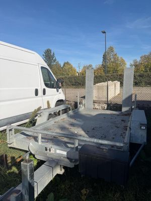 une camionnette blanche garée dans l'herbe