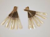 paire de boucles d'oreilles dorées en forme d'éventail, ornées de cristaux