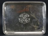 un plat en argent ancien orné d'une initiale en monogramme