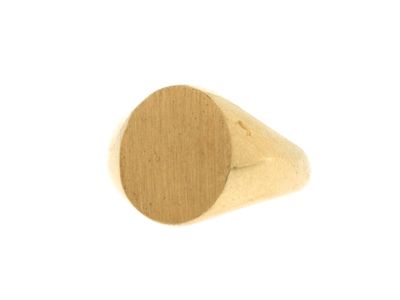 une image représentant une bague chevalière en or sur fond blanc