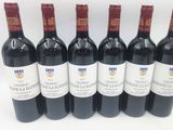 six bouteilles de vin rouge sont alignées sur une table