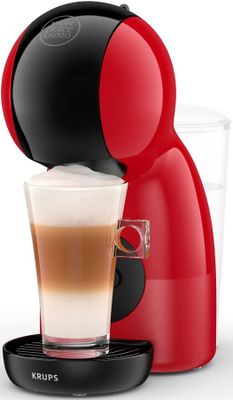 gros plan d'une tasse de café à côté d'une cafetière