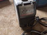 une machine posée sur le sol du garage
