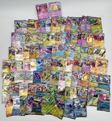 une pile de cartes pokemon posées les unes sur les autres