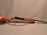 un vieux fusil avec un canon en bois sur fond blanc