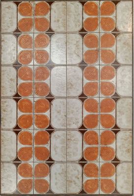 un sol carrelé orange et blanc, avec un motif carré