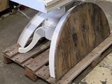 un évier blanc posé sur une palette en bois