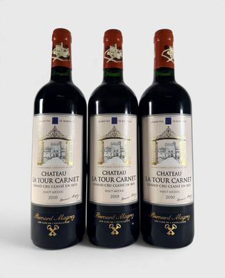 trois bouteilles de vin rouge posées l'une à côté de l'autre sur une surface blanche