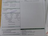 plusieurs papiers sont empilés sur une table