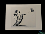 un dessin en noir et blanc représentant une femme tenant une fleur