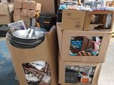 de nombreux cartons empilés les uns sur les autres dans un entrepôt