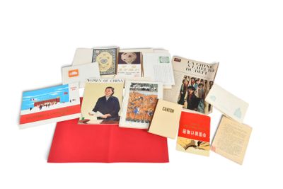 un grand nombre de livres posés sur une table